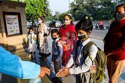 தில்லியில் பள்ளிகள் திறப்பு: 50% மாணவர்களுடன் வகுப்புகள் தொடக்கம்