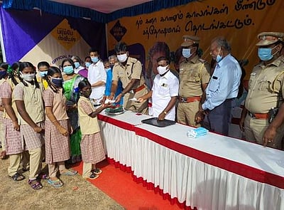 கோவில்பட்டி அரசு மேல்நிலைப் பள்ளியில் மாணவிகளுக்கு மலர், இனிப்புகள் கொடுத்து வரவேற்பு