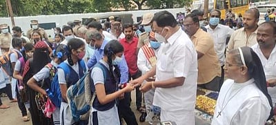 ராணிப்பேட்டை மாவட்டத்தில் மாணவ, மாணவிகள் உற்சாகமாக பள்ளிக்கு வருகை