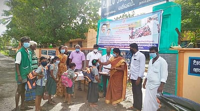 திருக்குவளை அருகே ஆரத்தி எடுத்து மாணவர்களுக்கு உற்சாக வரவேற்பு அளித்த ஆசிரியர்கள்