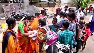 தூத்துக்குடி மாநகராட்சி பள்ளியில் மேளதாளம் முழங்க மாணவ, மாணவியருக்கு உற்சாக வரவேற்பு