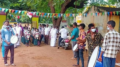 வாழப்பாடி அருகே அரசுப் பள்ளியில் மேள தாளம் முழங்க மாணவர்களுக்கு வரவேற்பு