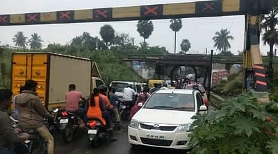 ரயில்வே மேம்பாலத்தில் தண்ணீர் தேங்கியதால் போக்குவரத்து பாதிப்பு: மக்கள் அவதி