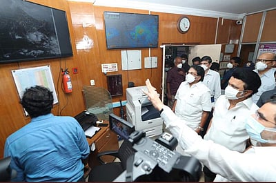 பேரிடர் கட்டுப்பாட்டு மையத்தில் முதல்வர் ஆய்வு