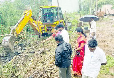 தேவலாபுரத்தில் கால்வாய் தூா்வாரும் பணி