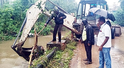 கானாறு கால்வாய் தூா்வாரும் பணி தீவிரம்