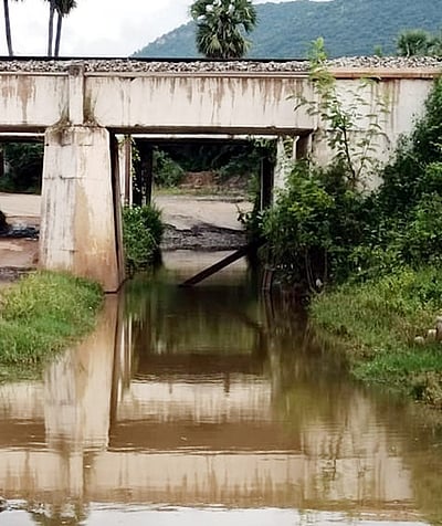 ரயில்வே குகை வழிப்பாதையில் தேங்கியுள்ள மழைநீா்