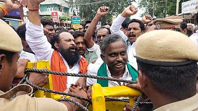 கேரளத்தை நோக்கிச் சென்ற விவசாயிகளுக்கும் போலீஸாருக்குமிடையே தள்ளுமுள்ளு