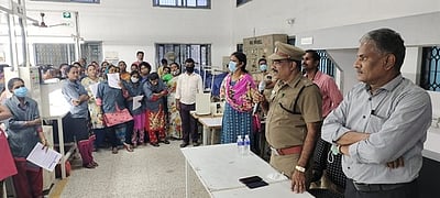 ஆன்லைன் மோசடிகளில் எச்சரிக்கை தேவை: காவல் துறையினா் அறிவுரை