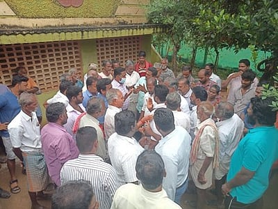 நிலம் எடுப்பு அதிகாரிகளை முற்றுகையிட்ட கிராம  மக்கள்