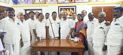 தலைவர் பதவியைக் கைப்பற்ற திட்டமா?: இளையான்குடியில் அதிமுக ஒன்றிய குழு உறுப்பினர் திமுகவில் இணைந்தார் 