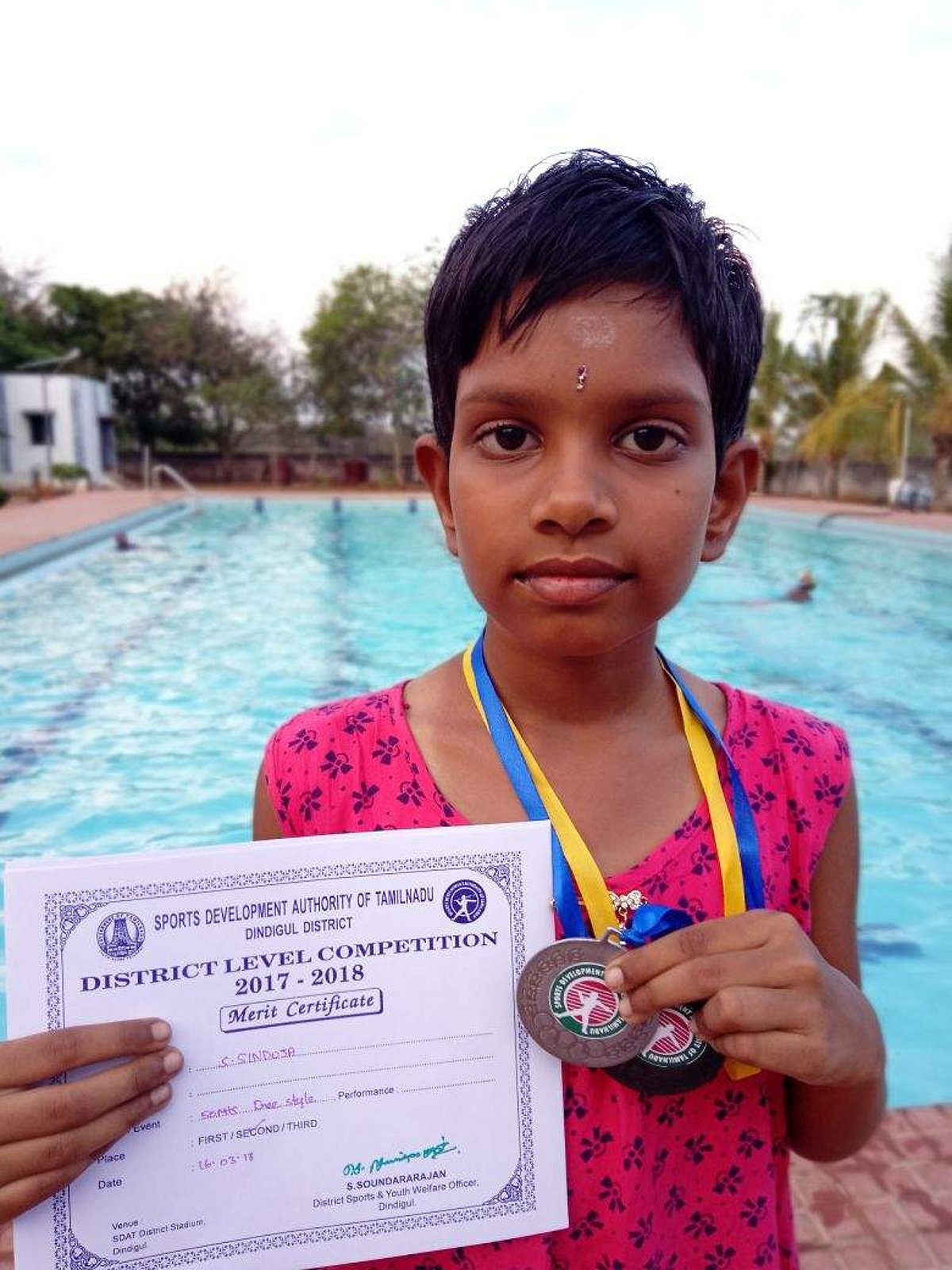 நீச்சல் போட்டிகளில் ஒரே ஆண்டில் 13 பதக்கங்கள்: அசத்தும் திண்டுக்கல் மாணவி