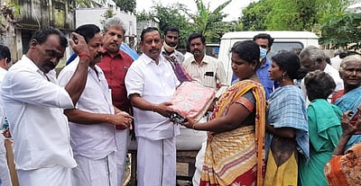 மழையால் பாதிக்கப்பட்டவா்களுக்கு அதிமுக சாா்பில் நிவாரணம்