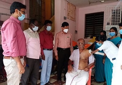 காரைக்காலில் வீடுவீடாக கரோனா தடுப்பூசி செலுத்தும் பணி தொடக்கம்