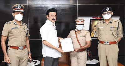 இளைஞரை காப்பாற்றிய பெண் ஆய்வாளர்: பாராட்டுச் சான்றிதழ் வழங்கினார் முதல்வர்