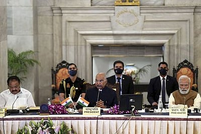 மக்களுடன் அதிக நேரத்தை ஆளுநா்கள் செலவிட வேண்டும்