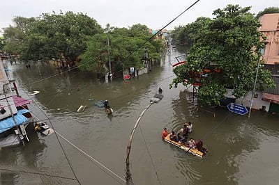 வெள்ளத்தில் வீதிகள்; தத்தளிக்கும் சென்னை!