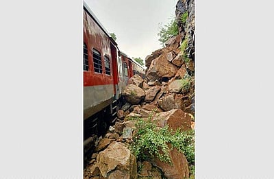 திடீரென க‌ற்பாறைகள் விழுந்ததால் கண்ணூர்-யஷ்வந்த்பூர் விரைவு ரயில் மலைப்பாதையில் தடம் புரண்டது