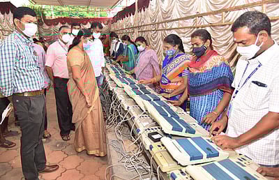 கடவுச்சீட்டு அலுவலக வளாகத்தில் மாதிரி வாக்குப் பதிவு