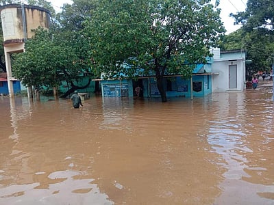 குமரி மாவட்டத்தில் இரவு முழுவதும் கன மழை: முக்கிய சாலைகள் துண்டிப்பு
