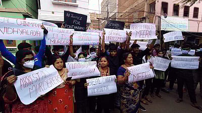 கோவை அரசு மருத்துவமனையில் மாணவியின் உடலை வாங்க மறுத்து போராட்டம்