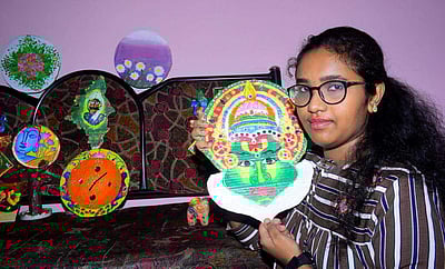 கலை, கைவினையில் அசத்தும் தூத்துக்குடி மாணவி