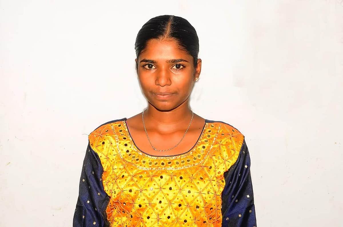 மாணவி அளித்த மனு: ஆற்றின் நடுவே பாலம் அமைப்பு