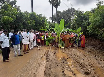 அவிநாசி அருகே தாா் சாலை அமைக்கக் கோரி பொதுமக்கள் நூதனப் போராட்டம்