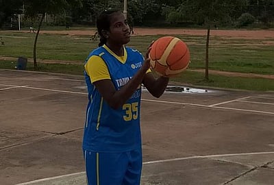 ஏழ்மைக்கு இடையிலும் கூடைப்பந்து விளையாட்டில் கலக்கும் மாணவி