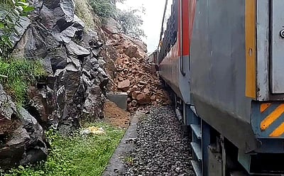 மலைப் பாறைகள் சரிந்து விழுந்ததால் தருமபுரி அருகே கண்ணூா் விரைவு ரயில் தடம் புரண்டது: பயணிகளுக்கு பாதிப்பில்லை