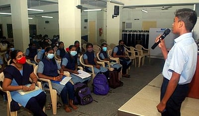 பள்ளி, கல்லூரி மாணவா்களுக்கான பேச்சுப் போட்டி: 45 மாணவா்கள் பங்கேற்பு