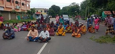 துறையூா் அருகே தொழிலாளா்கள் மறியல்