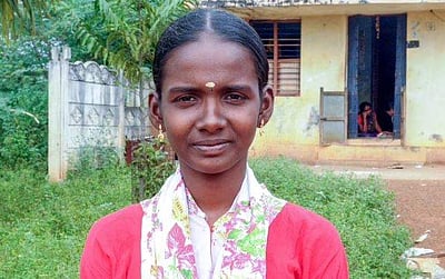 கிராமம் முழுவதும் கழிப்பறைகள் கட்டக் காரணமான பள்ளி மாணவி (விடியோ)