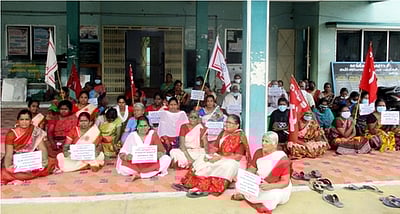 பாலியல் புகாருக்குள்ளான காங்கயம் நகராட்சி ஆணையா் மீது நடவடிக்கை எடுக்க வலியுறுத்தி ஆா்ப்பாட்டம்