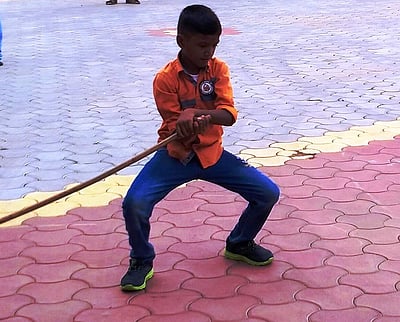 சிலம்பம், யோகா, தமிழ் நூல்கள் என பன்முகத்திறன் கொண்ட சாதனை சிறுவன்!