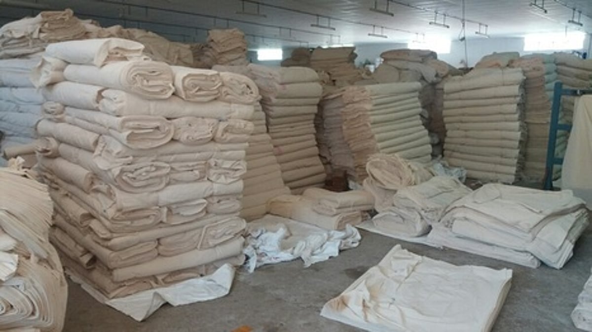 நூல் விலை உயா்வால் விசைத்தறி துணி உற்பத்தி பாதிப்பு: பல்லடம் பகுதியில் ரூ.500கோடி துணி தேக்கம்