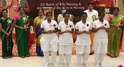 கரோனாவிலிருந்து உயிா்களை காத்த பெருமை மருத்துவா்களையும், செவிலியா்களைச் சேரும்