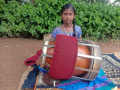 கரோனா காலத்தில் தவுல் கற்று கச்சேரியில் கலக்கும் சிறுமி (விடியோ)