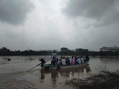 ஊத்துக்கோட்டை: படகு போக்குவரத்தைத் துவக்கிவைத்து நிவாரணம் வழங்கிய திமுக எம்எல்ஏ