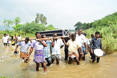 தம்மம்பட்டியில் பாலம் இல்லாததால் இறந்தவரின் உடலை மயானத்திற்கு இடுப்பளவு தண்ணீரில் தூக்கிச்செல்லும் அவலம்!