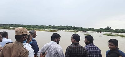 ஓச்சேரி அருகே பாலாற்று வெள்ளத்தில் சிக்கிய 7 இளைஞர்கள்