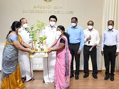 விவசாயிகளுக்கு மரக்கன்றுகள் வழங்கும் புதிய வேளாண் திட்டம்: முதல்வர் துவக்கிவைத்தார்