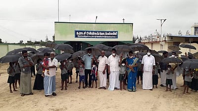 வேதாரண்யம்:அரசுப் பள்ளி மாணவர்களுக்குக் குடைகள்