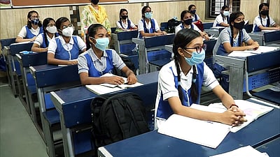 மேஜைக்கு ஒரு மாணவர்: மேற்கு வங்கத்தில் பள்ளிகள் திறப்பு