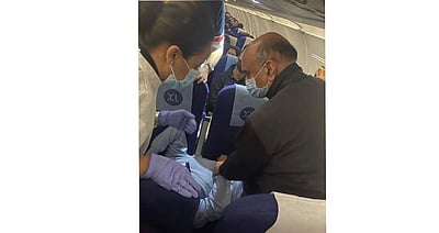 மருத்துவராக மாறிய மத்திய அமைச்சர்; விமான பயணத்தின் நடுவே உதவி செய்ததற்கு பிரதமர் பாராட்டு