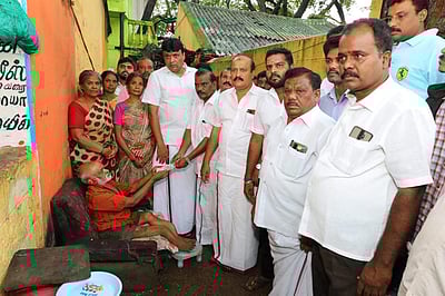 காவேரிப்பட்டணத்தில் இடிந்து விழுந்த வீடு: திமுக சார்பில் ஒரு லட்சம் நிவாரணம்