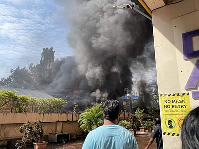 மும்பையில் ஆட்டோ மொபைல் நிறுவனத்தில் தீ விபத்து