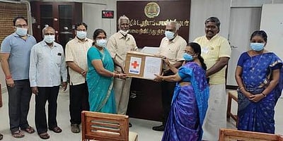 அரசுப் பள்ளிகளுக்கு கரோனா தடுப்பு உபகரணங்கள்