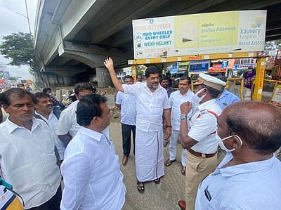 போக்குவரத்து நெரிசலைக் குறைத்த எம்எல்ஏ-வுக்கு பொதுமக்கள் பாராட்டு