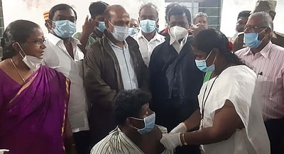 கரோனா தடுப்பூசி முகாம்: கடலூா் ஆட்சியா் ஆய்வு